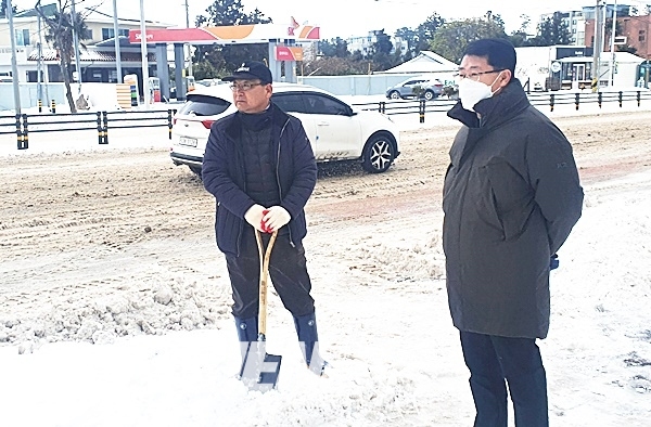 안동우 제주시장이 지난 9일 주요도로변 제설작업 점검 모습