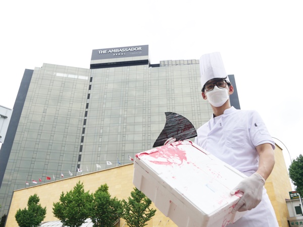 샥스핀 요리 판매중단을 선언했다가 재판매 중인 앰배서더 서울 호텔에서 환경운동연합 활동가가 샥스핀 요리 판매 중단 퍼포먼스를 하고 있다.]