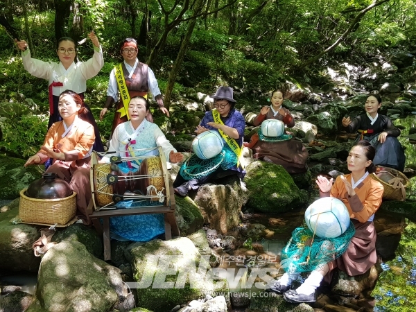 제주아리랑보존회의 한라산에서의 공연 모습