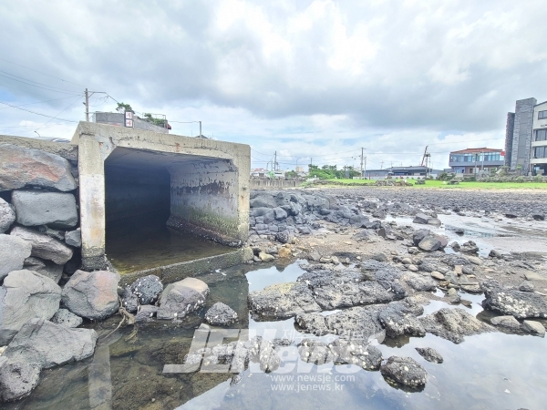 주민들은 역세수관을 통해 정화되지 않은 물을 흘러보내고 있다고 주장하고 있다.