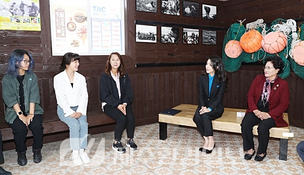 김건희 여사가 제주해녀들과 대화를 나누고 있다.